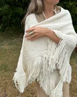 Anillo abierto de diseño rústico y orgánico, con textura irregular que evoca la naturaleza. Realizado artesanalmente en metal.