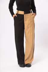 Pantalón fluido de tiro alto con bolsillos delanteros y traseros. Cierre frontal con cremallera y botón. Diseño color block negro y beige.
