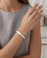 Esclava de plata de diseño rígido con esmalte blanco central.