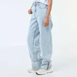 Jean de corte regular y cintura estándar, en color azul claro lavado. Presenta un diseño de pierna ancha con un detalle distintivo de dobladillo ancho en la parte inferior.