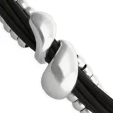 Pulsera de cuero marrón oscuro y cuentas metálicas plateadas, con diseño multicapa y detalles de piezas metálicas con forma orgánica.