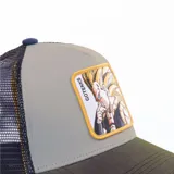 Gorra tipo trucker con panel frontal gris, visera verde oliva y malla trasera azul oscuro. Presenta un parche bordado en el frente con la imagen del personaje Gotenks de Dragon Ball Z.