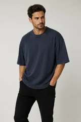 Remera de algodón con cuello redondo a la base, mangas cortas y corte holgado con efecto de lavado desgastado.