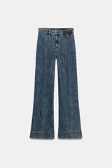 Jeans flare de tiro alto de Zara Woman Collection, en color azul con efecto lavado. Presentan un corte slim en la parte superior y perneras acampanadas con raya planchada al frente y dobladillo ancho. Incluyen cierre frontal con cremallera y botón.