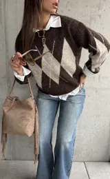Sweater de punto con diseño de rombos en tonos chocolate y beige, de manga larga y cuello redondo.