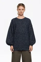 Jersey de punto largo con diseño de neps que aporta textura, cuello redondo y mangas largas abullonadas con puños ajustados.