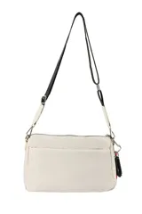 Bandolera negra con correa ajustable, cierre de cremallera en el compartimento principal y bolsillos frontales. Incluye un detalle de cordón rojo y un llavero en espiral negro.