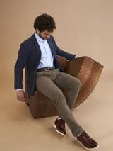 Blazer negro de corte clásico con dos botones frontales, solapa de muesca y bolsillos laterales.