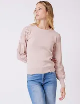 Buzo de tejido lurex marca Nanette, con cuello redondo y mangas largas con diseño plisado. Presenta puños ajustados con aplique de botones decorativos.