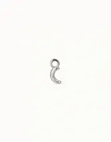 Charm para piercing en forma de luna creciente, fabricado en aleación de metales con baño de plata.