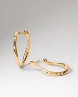 Aros de plata de ley bañados en oro de 18k con diseño orgánico y cierre de presión.