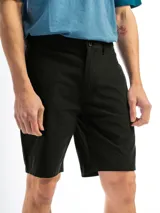 Bermuda cl%c3%a1sica de algod%c3%b3n color negro, con pasadores para cinturon, bolsillos laterales y traseros.