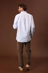 Camisa de manga larga para hombre, color blanco con finas rayas verticales azules, cuello button-down y corte regular.