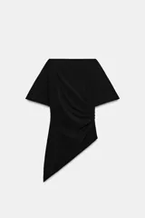 Top negro de tejido fluido, con cuello barco, manga corta y diseño asimétrico con detalle de drapeado lateral.