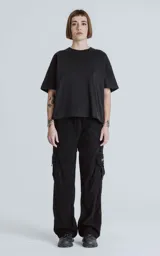 Pantalon cargo de corderoy negro con corte regular, cintura elástica y seis bolsillos, incluyendo dos bolsillos laterales con solapa.
