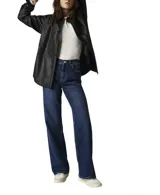 Pantalón de jean azul oscuro, de corte amplio y tiro alto.