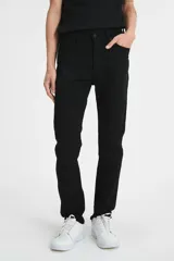 Jean de denim negro, tiro medio, corte skinny, ajustado en muslos y tobillos, con cierre de cremallera y alto stretch.