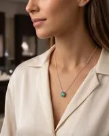 Collar de plata con cadena fina y dije ovalado con piedra natural turmalina en color verde.