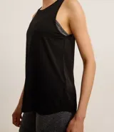 Musculosa deportiva de microfibra texturizada con diseño de cuadraditos, cuello redondo, breteles anchos y bajo redondeado.