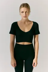 Top negro de morley con escote en V y mangas cortas.