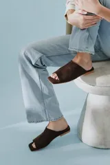 Sandalias de tipo sueco y diseño destalonado, confeccionadas en gamuza color marrón tostado, con puntera cuadrada y taco plano.