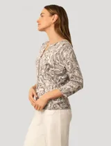 Cardigan de punto con estampado de mariposas en tonos grises y blancos. Presenta cuello redondo, cierre frontal con botones y mangas tres cuartos con puños acanalados.