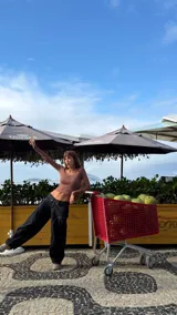 Top de manga larga en tejido acanalado color marrón, con escote redondo y logo bordado a tono en el centro del pecho.