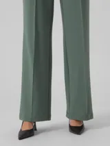 Pantalón wide leg de tiro alto negro, con pinzas y costuras frontales marcadas.