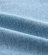 Pantalón de jean de tiro alto, color celeste claro con efecto degradado (más claro en el centro de los muslos). Corte wide leg, ancho desde la cadera hasta el tobillo.