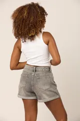 Short gris de jean con lycra, tiro alto y botamanga.