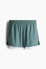 Short deportivo de doble capa en tejido funcional con tecnología DryMove para absorción de sudor. Cuenta con calza interna integrada con bolsillo, cintura elástica con cordón oculto, bolsillos laterales y aberturas en el bajo.