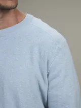 Sweater azul marino de punto con cuello redondo y mangas largas.