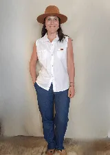 Musculosa tipo camisa con cuello camisero, cierre frontal de botones y dos bolsillos delanteros en el pecho. Diseño a rayas verticales en tonos celeste y blanco.