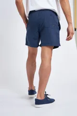 Short de baño color turquesa con cintura elástica y cordón ajustable. Presenta bolsillos laterales y un bolsillo trasero, con el logo de la marca bordado en la parte inferior de la pierna.