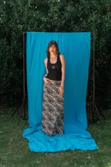 Musculosa de viscosa color blanco, de corte ajustado y diseño acanalado, con un pequeño estampado negro en el centro del pecho.