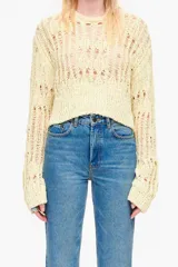 Sweater de punto color amarillo claro con diseño calado.