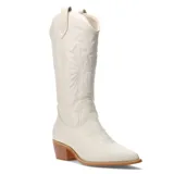 Botas texanas Miss Carol modelo Edna, color blanco, de caña alta con bordados decorativos en relieve y tiradores laterales. Presentan punta fina y tacón medio cuadrado de madera.