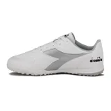Championes de fútbol Diadora Barrica Futbol TF para hombre, color blanco con detalles plateados.