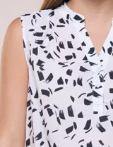 Blusa de gasa sin mangas de calce holgado, marca Sioni. Cuenta con cuello cadete, abertura frontal en V con media cartera de botones, espalda con canesú y pliegue central, y ruedo redondeado.