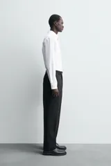 Camisa de corte regular fit confeccionada en popelín de algodón. Presenta cuello abotonado, manga larga con puños ajustables mediante botón y cierre frontal de botonadura completa.