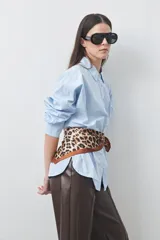 Pañuelo de seda con estampado animal print de leopardo y borde en color marrón.