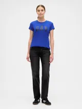 Remera azul con logo GAP estampado en el frente. De corte clásico y mangas cortas.