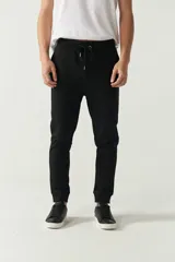 Pantalón de jogging gris con puños y logo estampado.