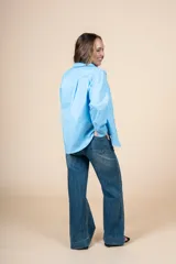 Jean de tiro alto con silueta amplia y corte recto. Denim de algodón con spandex.