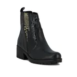 Bota de cuero negra con caña baja, suela de goma y taco foliado. Presenta un aplique de animal print en los laterales.