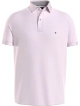 Chomba de corte regular confeccionada en mezcla de algodón y elastano. Presenta cuello tipo polo, cartera de dos botones, mangas cortas y el logo de la marca bordado en el pecho.