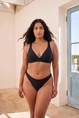Top de bikini halter negro con copas removibles y tirantes anchos de sujeción.