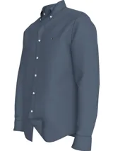 Camisa Tommy Hilfiger azul de popelina de algodón con Flex Technology, cuello abotonado, corte regular, mangas largas y logo bordado en el pecho.