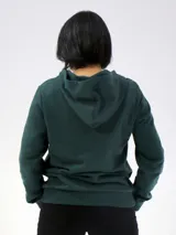 Campera deportiva unisex color beige, confeccionada en algodón con felpa, con capucha, cierre frontal y bolsillo tipo canguro.