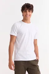 Remera básica de manga corta y cuello redondo, confeccionada en algodón con textura suave.